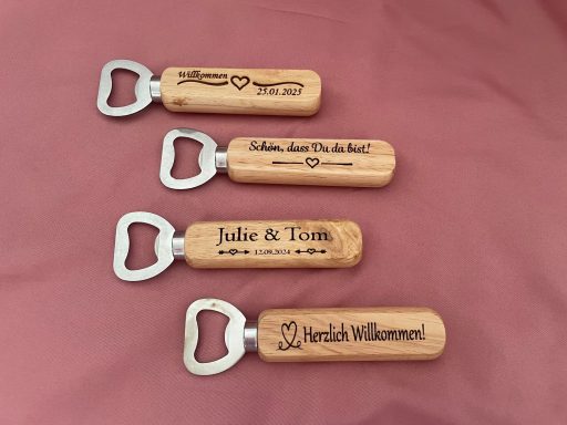 Gravierte Flaschenöffner 4 gravierte Holzflaschenöffner auf rosa Hintergrund