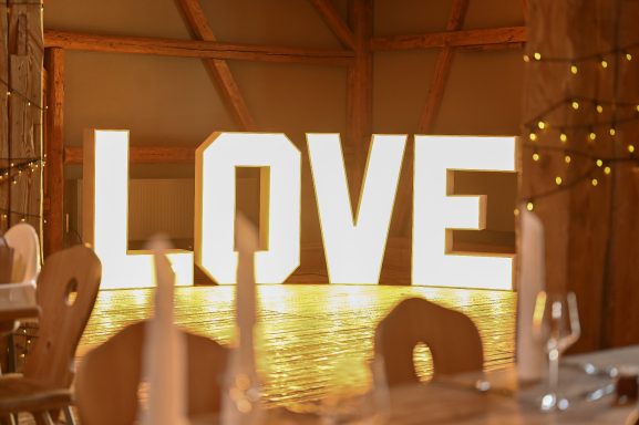 LOVE Schriftzug Weiße LOVE Buchstaben, die leuchten.