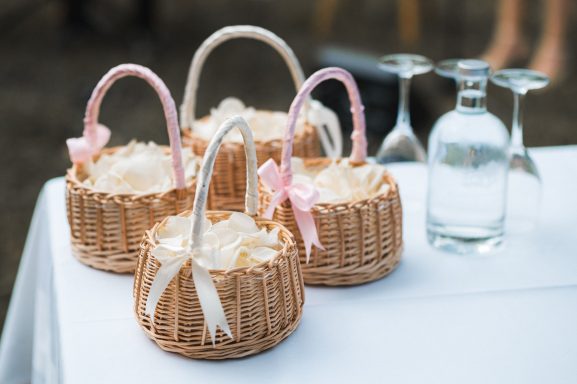 Rattankorb Rattankörbchen mit rosa oder weißen Bändern